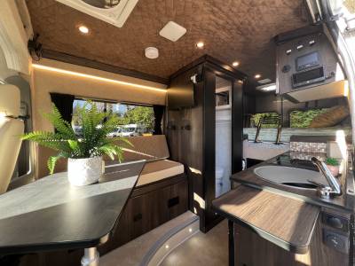 Renault Master LM35 LWB 2 Berth 8kWh EcoFlow Battery WiFi Garage Campervan