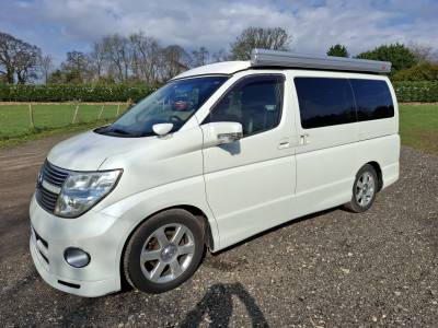 Nissan Elgrand (White)