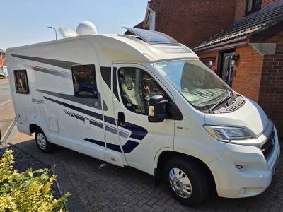 2019 SWIFT ESCAPE COMPACT C402 2-BERTH - 4 BELTS - SELF-LEVELLING - LOVELY