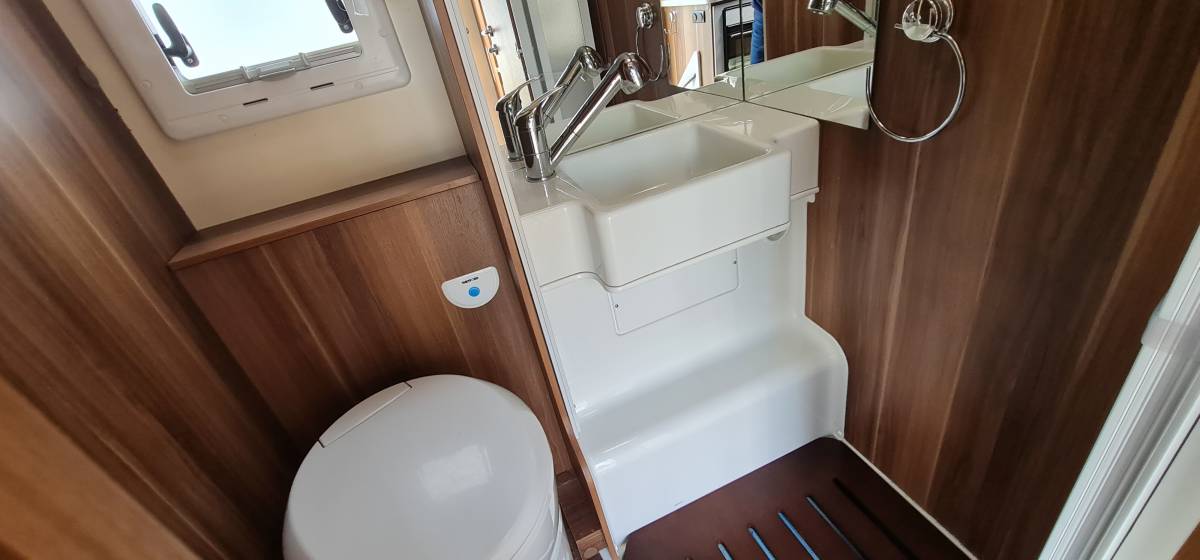 RollerTeam Auto Roller 707 auto 7 berth 5900 miles motorhome with AC