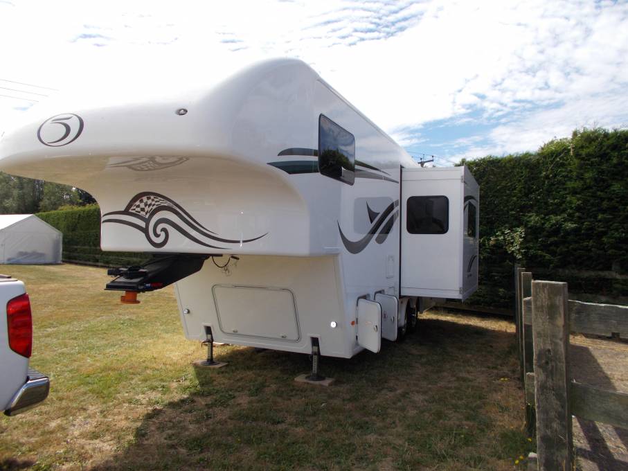 2016 Fifth Wheel Celtic Rambler & 2014 Nissan Navara