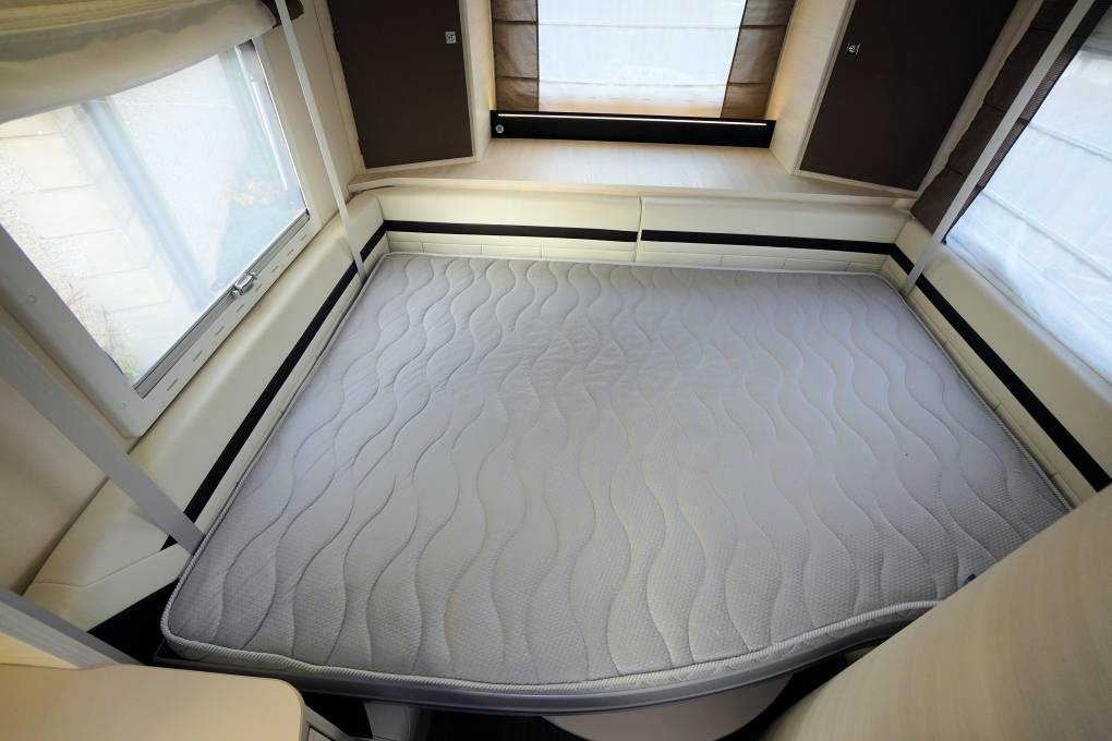 Chausson 711 Travel Line, 4Berth, 4seatbelts, 2 x Dropdown