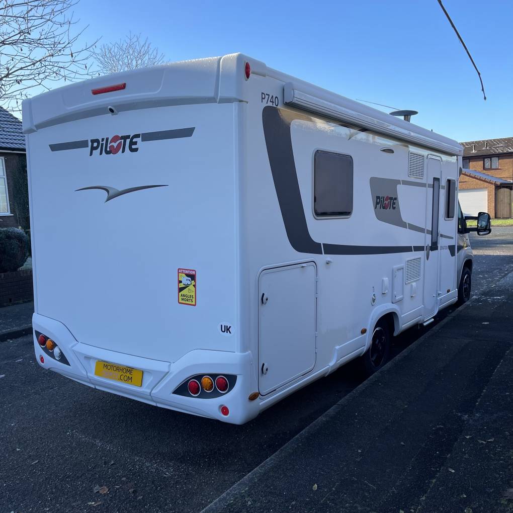 Pilote P740 Sensation 2/3 Berth 4 Seatbelts 2019 Rear Fixed Island Bed