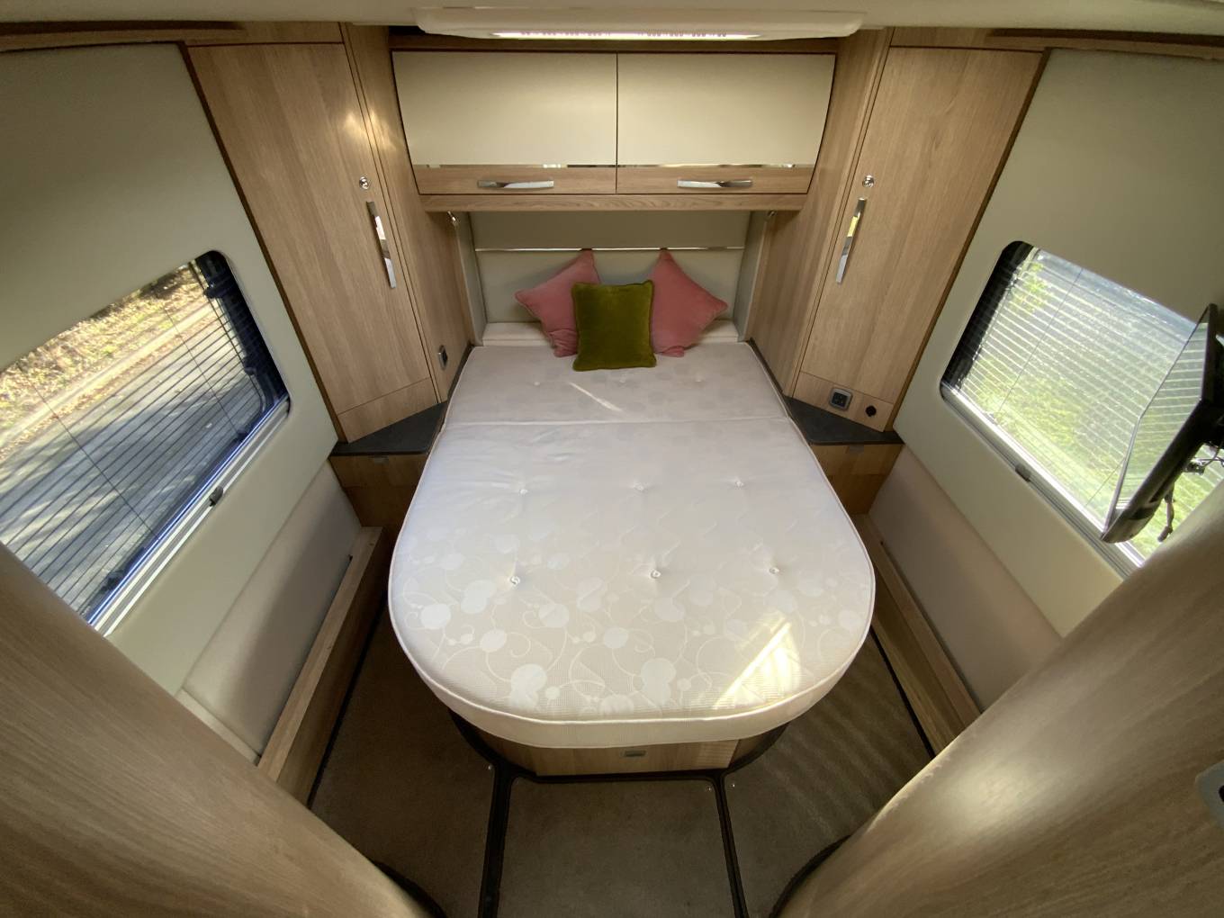 Autotrail Delaware Frontier Luxury 4 Berth 180 BHP Rear Fixed Island Bed