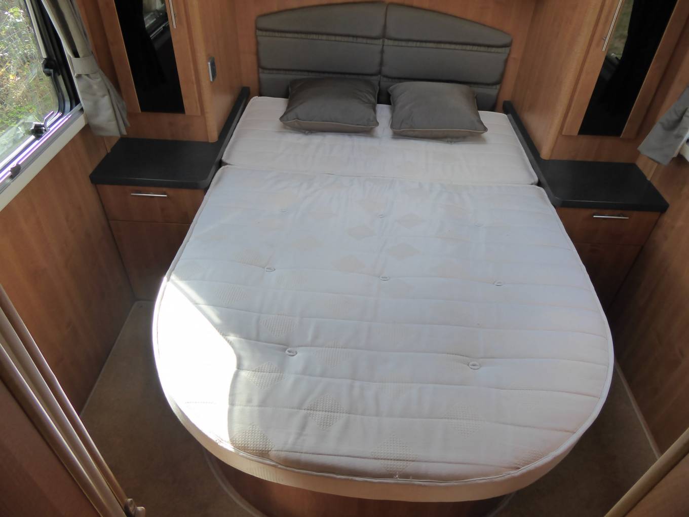 Autotrail Commanche. 2011. Rear Fixed Island Bed. 6 Berth Motorhome