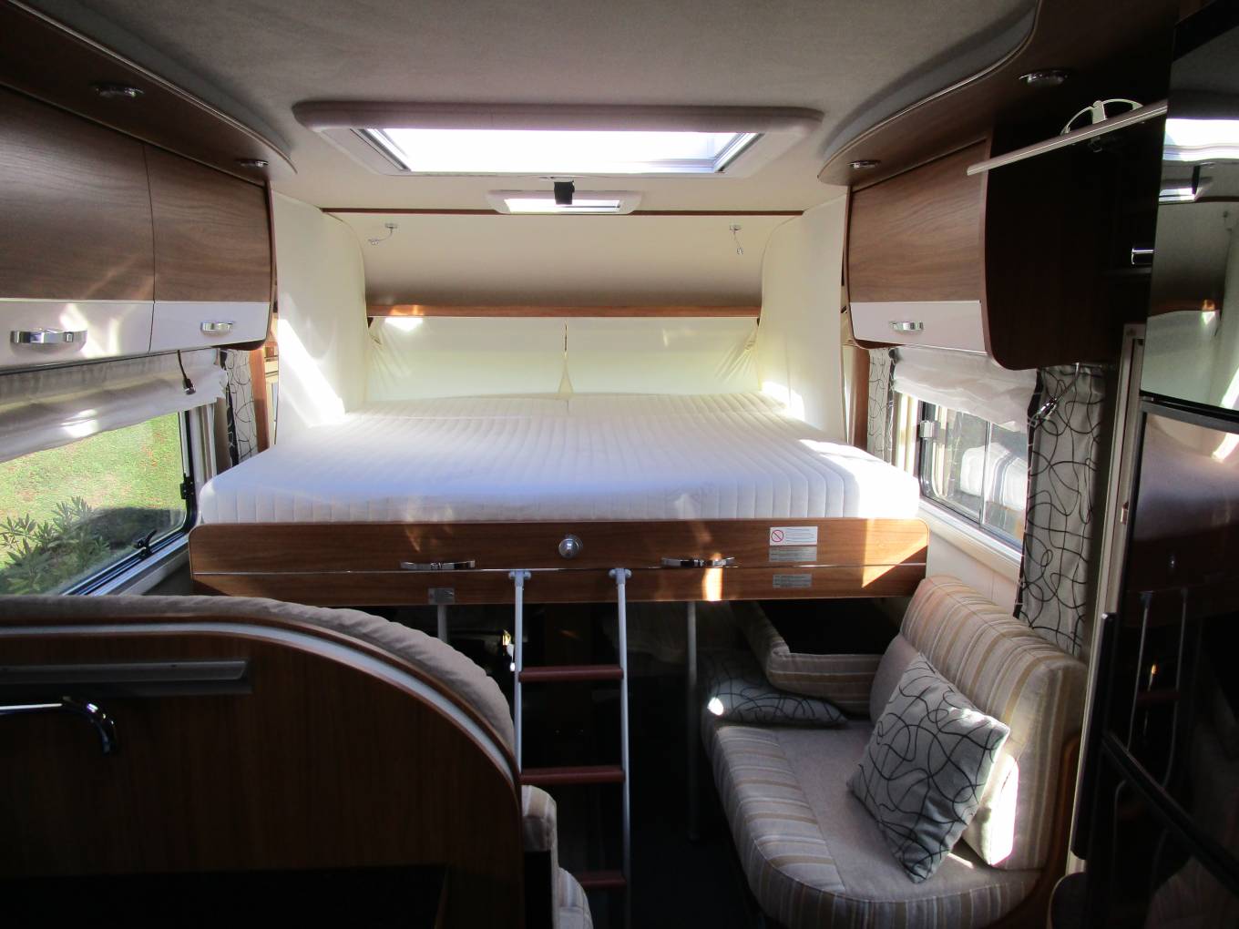 Frankia 640SD Exclusiv AClass 2 Berth Electric Drop Down Bed with Rear
