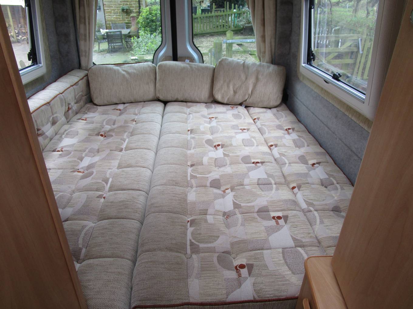 DEVON SAPPHIRE AUTOMATIC 3 BERTH END LOUNGE CAMPER VAN MOTORHOME 2010